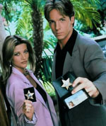 Cassandra et Tom montrent leurs plaques